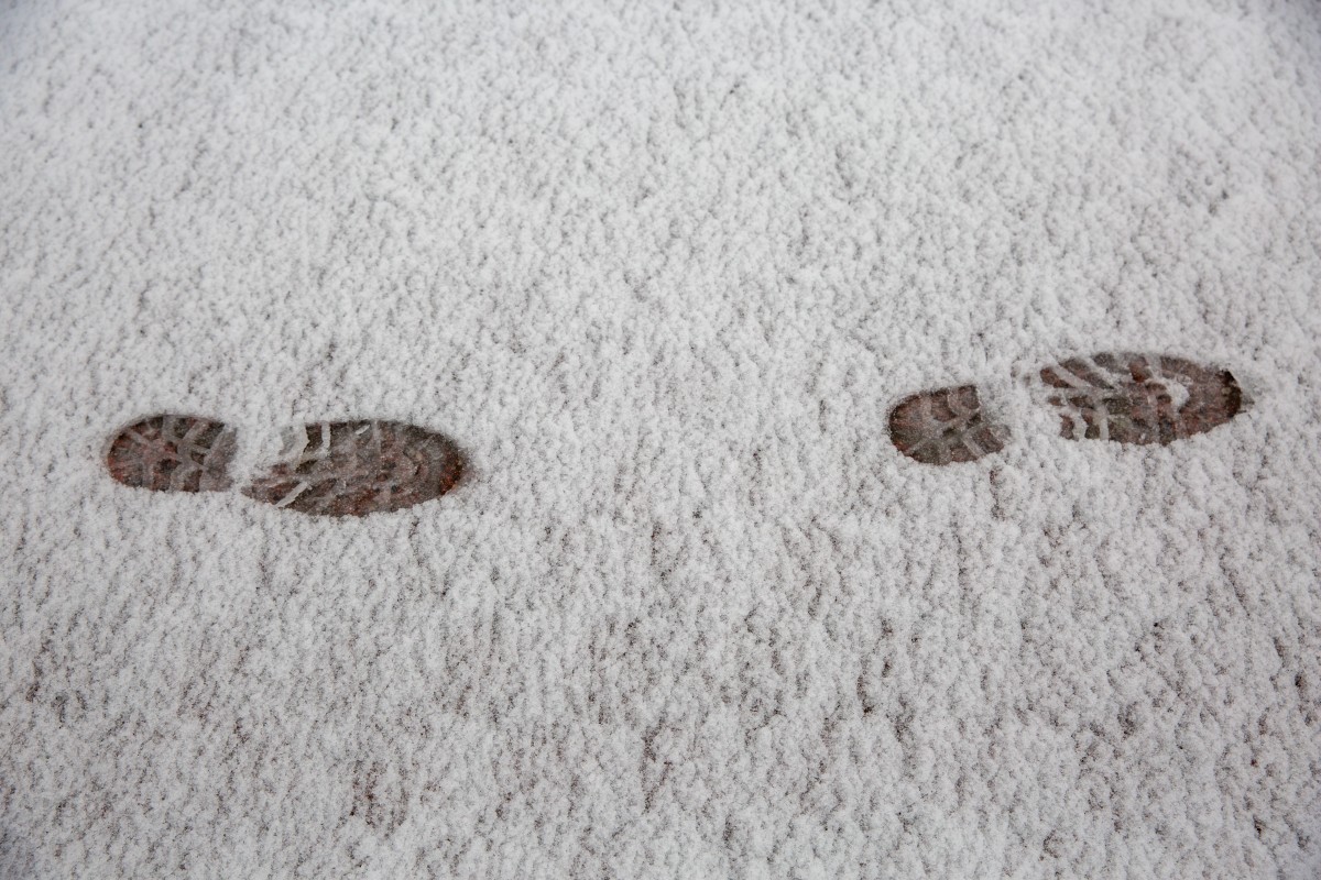 Fußspuren im Schnee (quer)