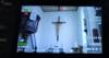 Im Display einer Kamera ist das Kruzifix einer Kirche zu sehen