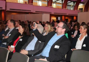 Mehr als 350 Gäste zum Sozialkongress in Bad Blankenburg, Landtagsmitglied Dr. Thadäus Rudolf König, filmt beim Vortrag von Prof. Michael Behr | Foto: © Sandra Smailes