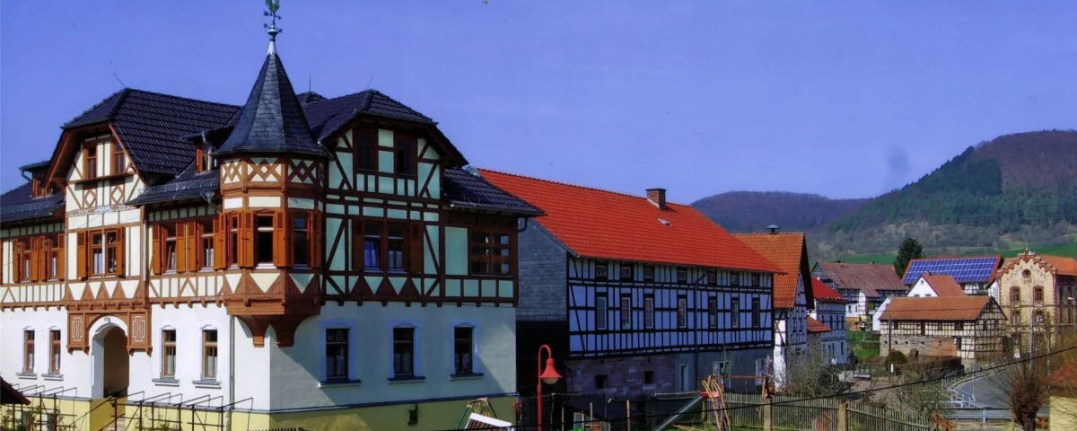Pfarrhaus (links) und Ortsmitte von Heilingen
