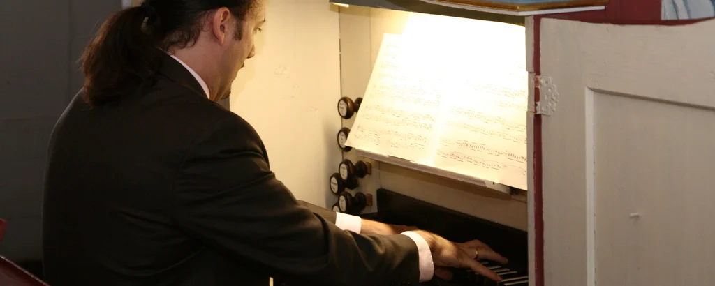 Matthias Grünert an der Orgel in Neusitz