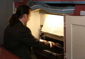 Matthias Grünert an der Orgel in Neusitz | Foto: Christiane Linke