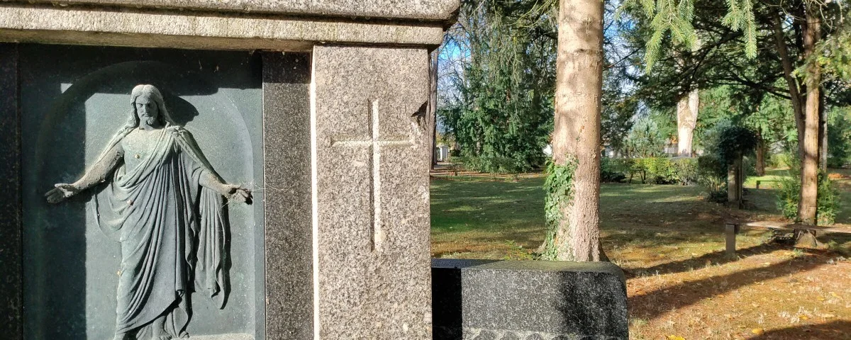 Friedhof segnender Jesus 