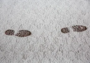 Fußspuren im Schnee (quer)