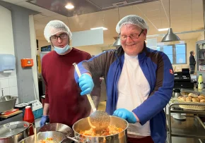Enrico Zmircly und Silvio Rasch in der Küche der Werkstätten Christopherushof Saalfeld | Foto: © Ilona Grundler/Diakoniestiftung